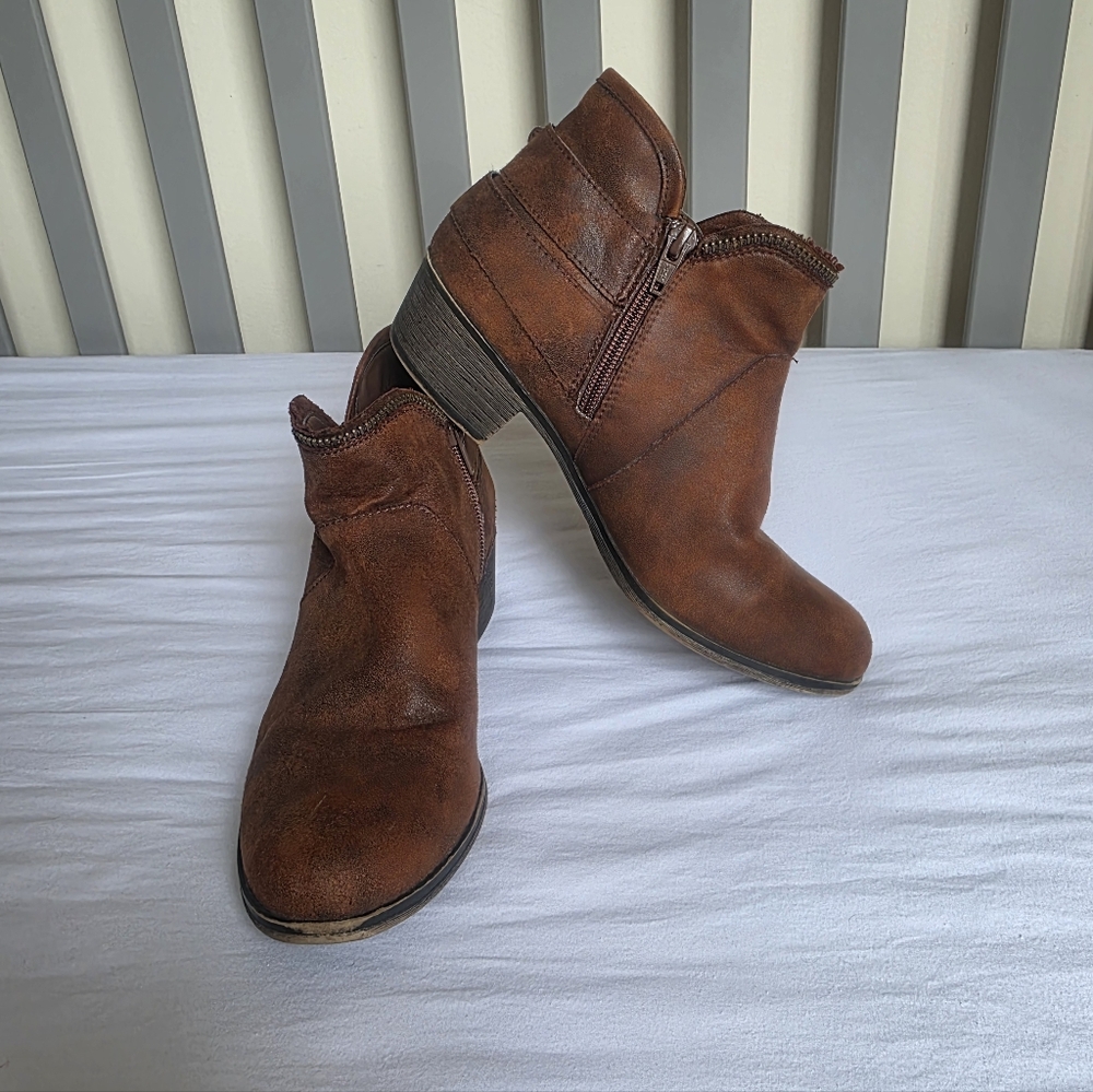 American Rag Dark Tan Brown Ankle Boots With Zipper Detail Womens Size 7.5